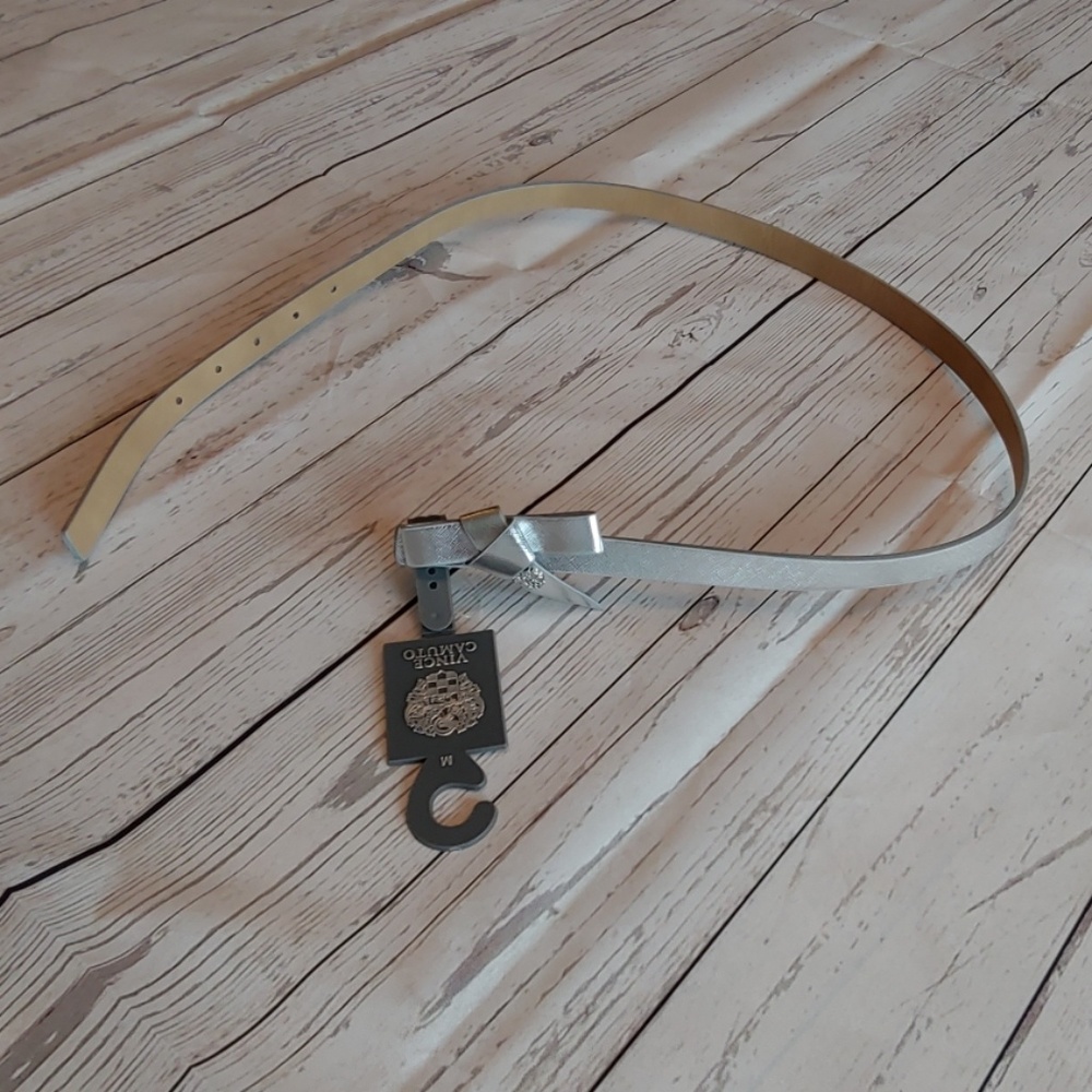 NEW WITH TAGS. VINCE CAMUTO BELT SILVER MEDIUM